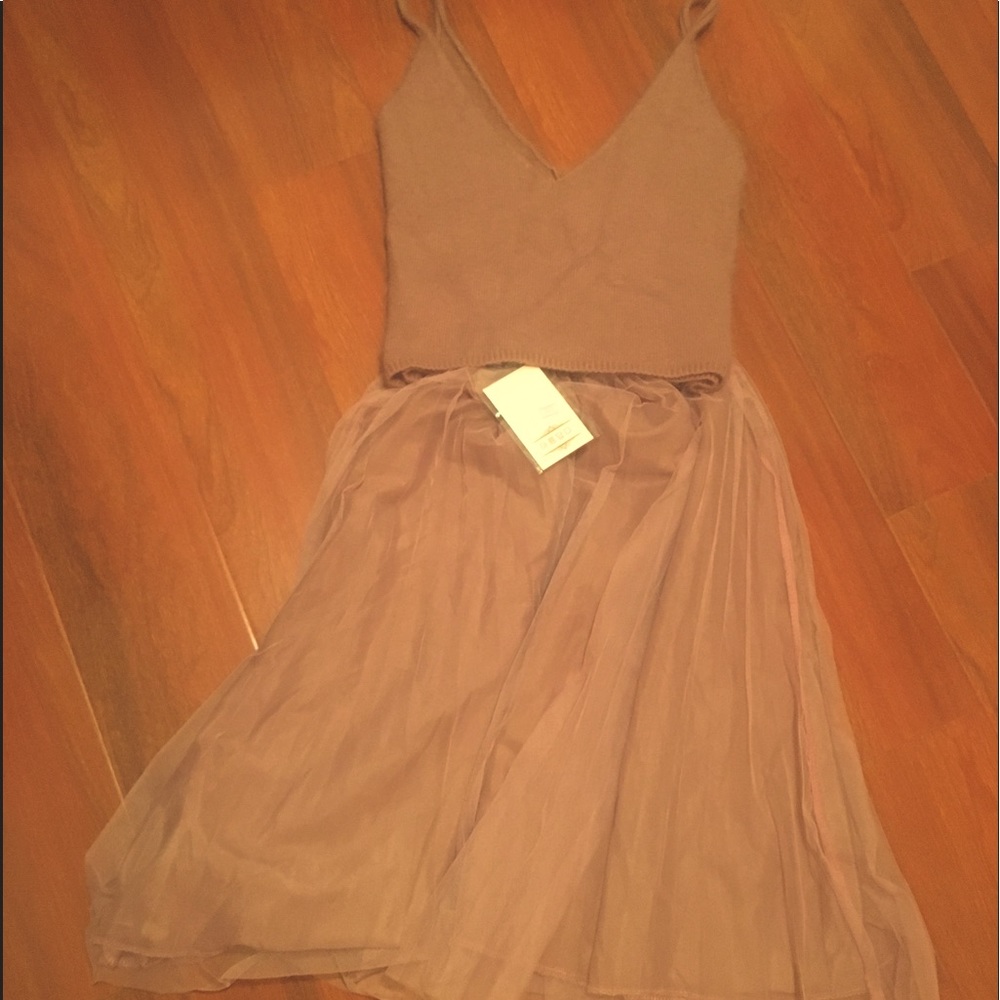 Brand new 3 piece set outfit, include a long sleeve skivvy, fur vest & skirt - Picture 2 of 6